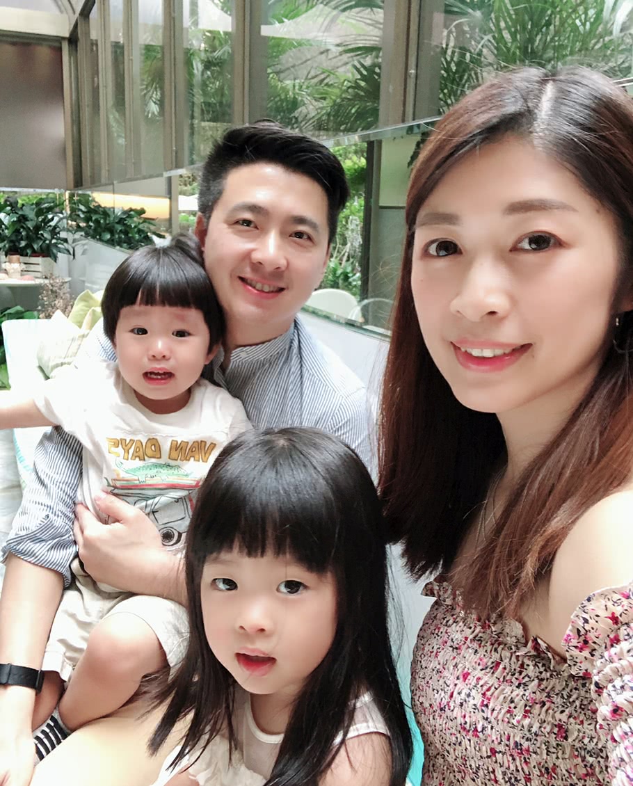 林志颖弟弟一家四口摘草莓,一双子女肉嘟嘟的,笑容可爱!