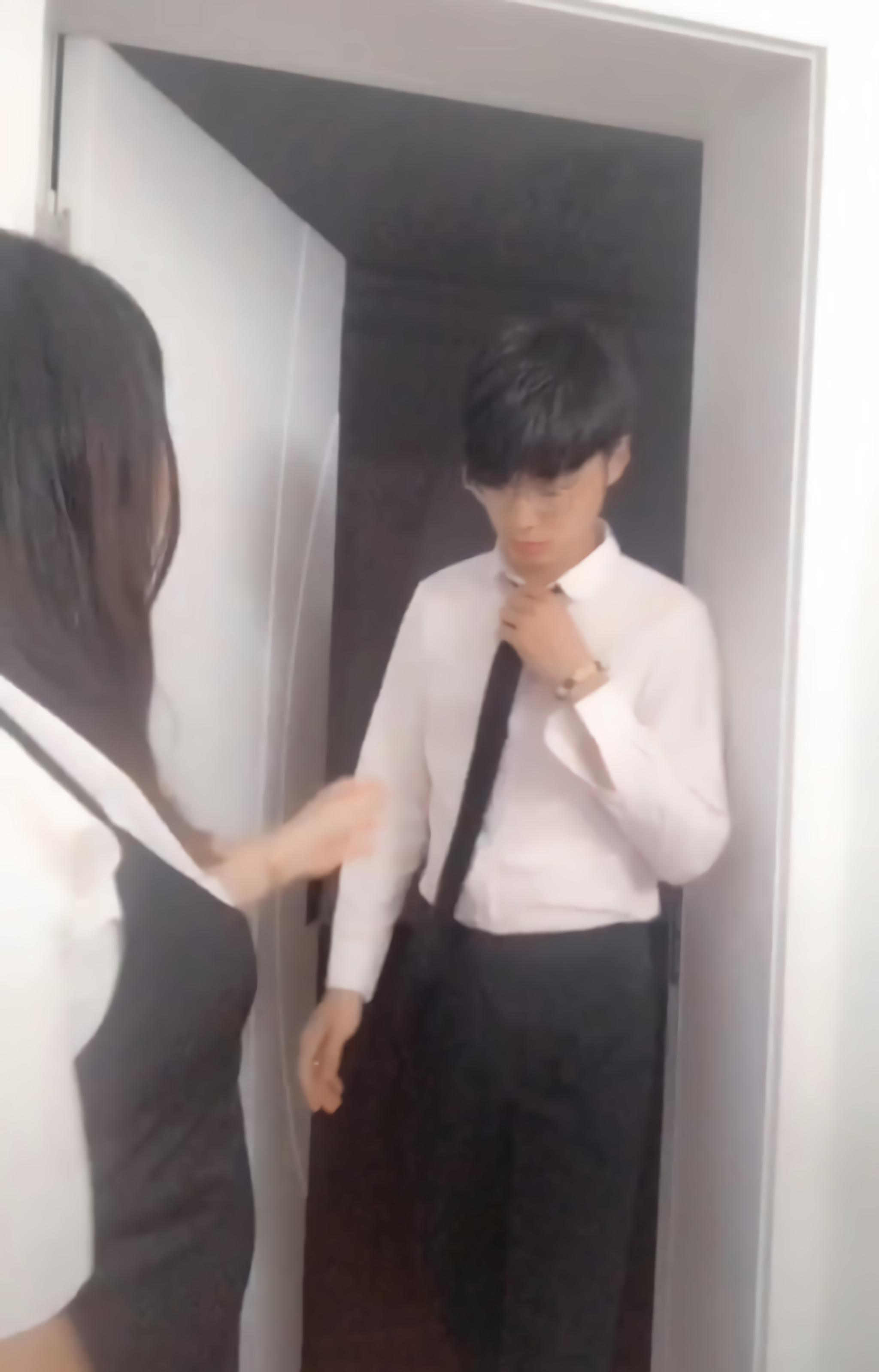 胖女孩用力一抓,扯住"小奶狗"领带,下一秒的动作简直没眼看!