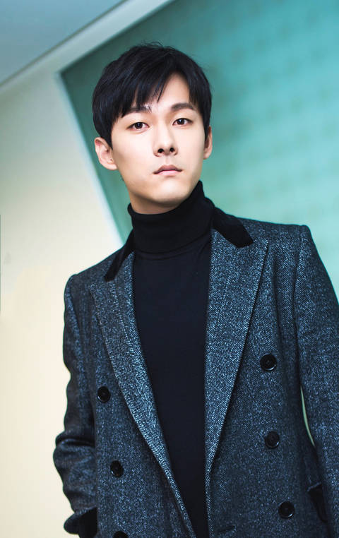 张雨剑风衣长腿魅力十足 雅痞轻熟展现绅士范儿