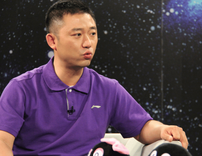 家境贫寒勇夺奥运冠军, 却因车祸淡出国乒, 如今带队击败日本夺冠