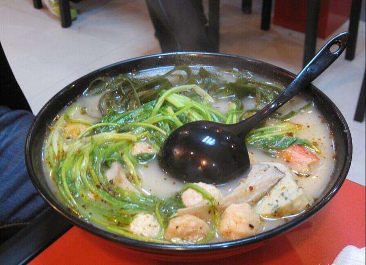 麻辣烫里"奶白色"的汤,真的是高汤熬制吗?离职员工说不是!