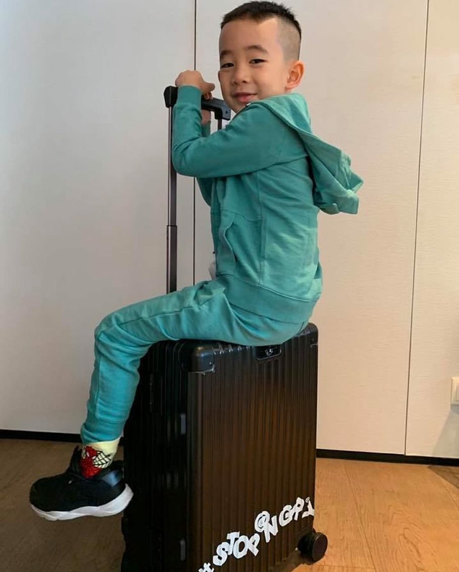 陈小春晒儿子萌照jasper锅盖发型好拉风