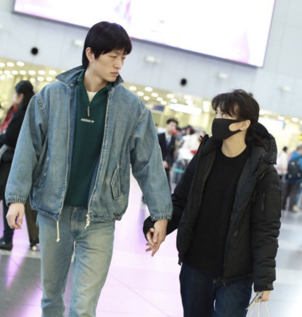 金大川春夏坐实恋情两人手牵手现身机场深情相拥