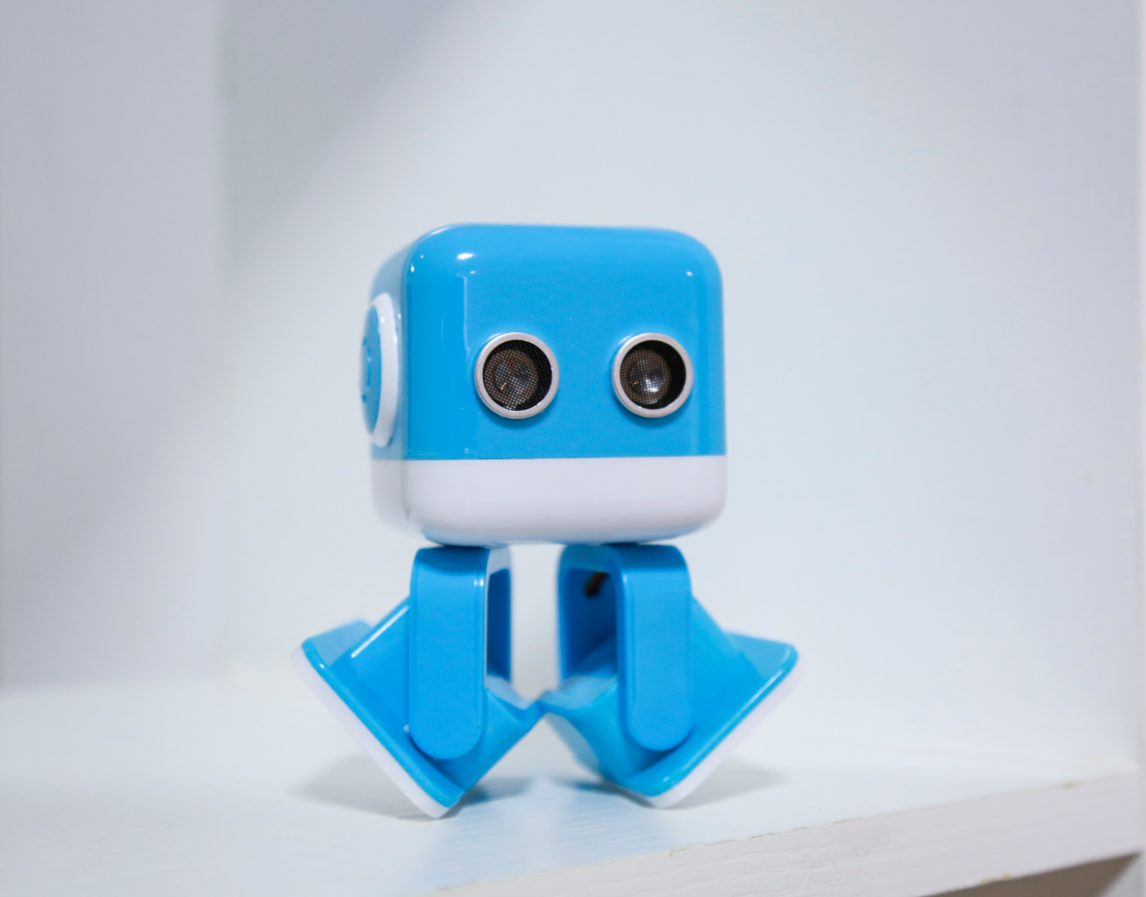 赵丽颖冯绍峰官宣领证,恭喜!宝宝教育考虑cubee方小方机器人