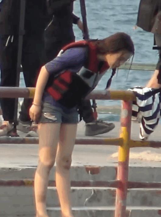 杨超越录制节目随地吐痰被抓拍网友吐的是海水