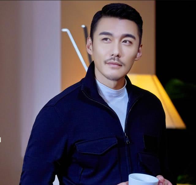 胡兵新剧火热上线,搭档鞠婧祎化身游泳教练,47岁的他帅过分了