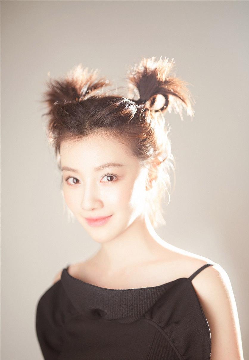 大姐华兰——王鹤润性感黑色吊带裙配羊角辫,一飞冲天呀