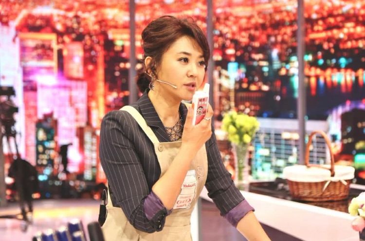 原央 视主持人方琼,隐瞒了15年的富豪老公,原是熟悉的他