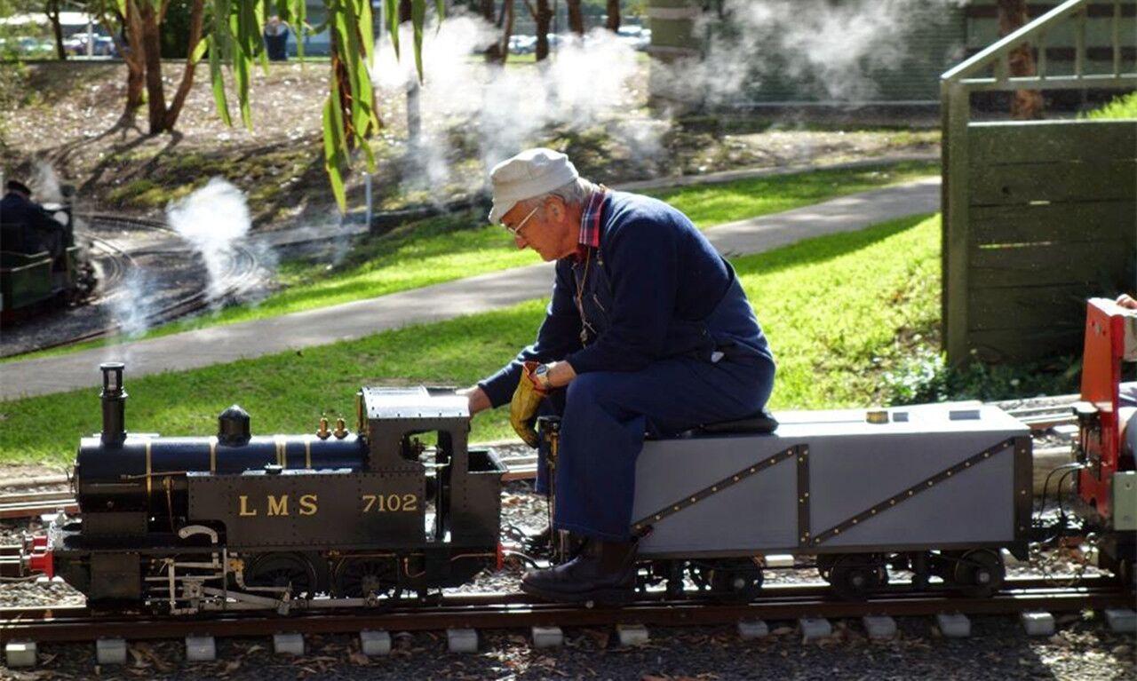 世界最小的迷你火车: 一次可搭乘30人, 耗资10万元组装而成