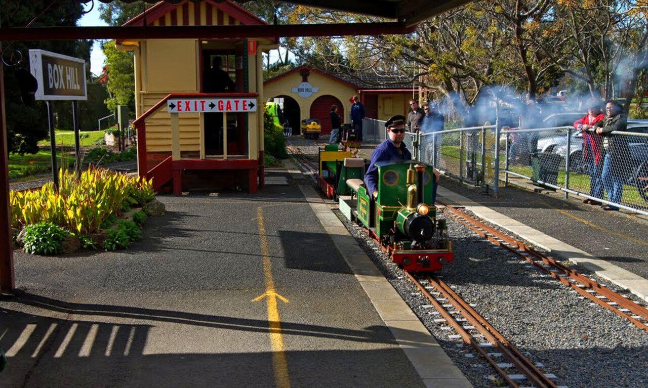 世界最小的迷你火车: 一次可搭乘30人, 耗资10万元组装而成