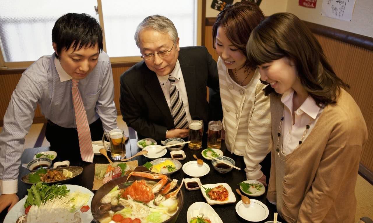 日本家庭聚餐图片