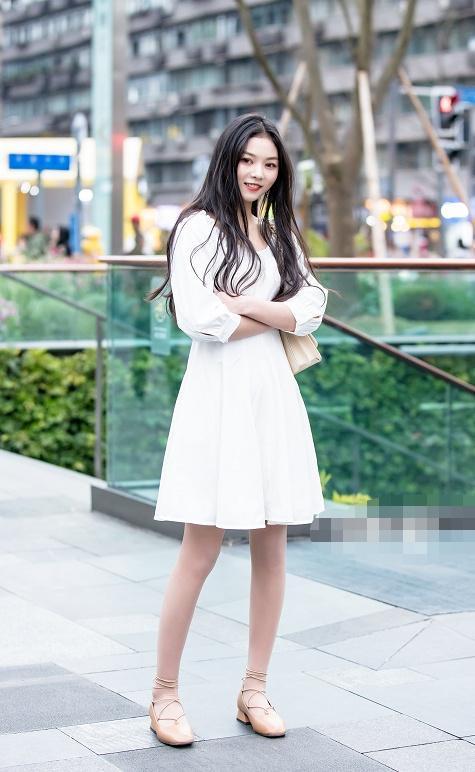 腿细人美的女孩爱穿裙子出镜,体重不过百穿着忒好看,看了想减肥
