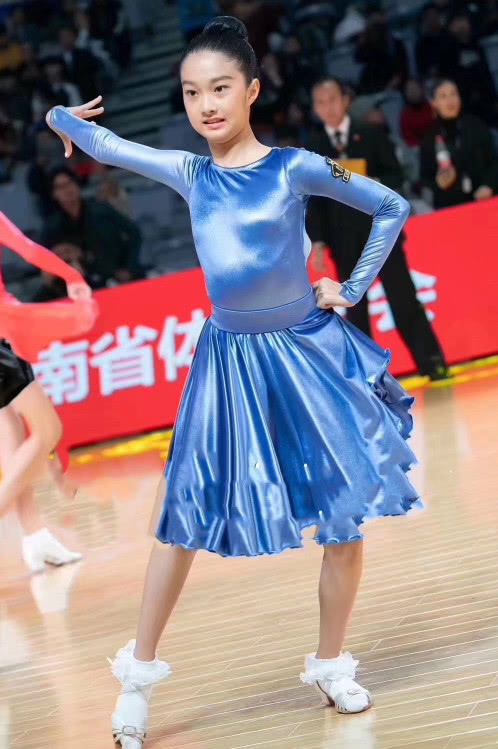 文章马伊琍合体为女儿助威,文君竹赛场翩翩起舞优雅似仙女