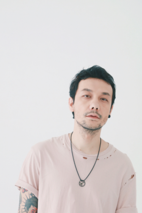 完美倒立由之前进行个人创作的独立音乐人黄晶,联合吉他手小勤,贝斯手