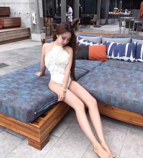 斗鱼豪爽美女主播“流口水的小熊猫” 人送彪哥外号狂慰粉丝5小时