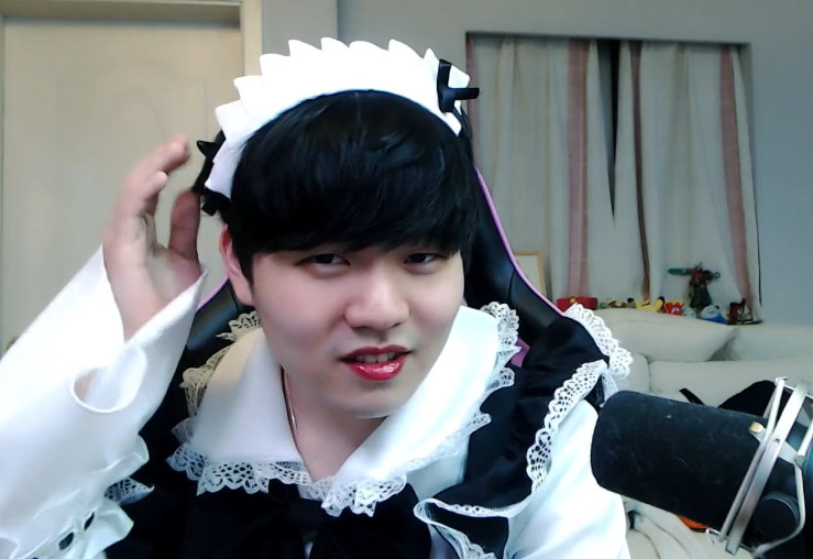 纷纷让rookie穿着女装跳舞