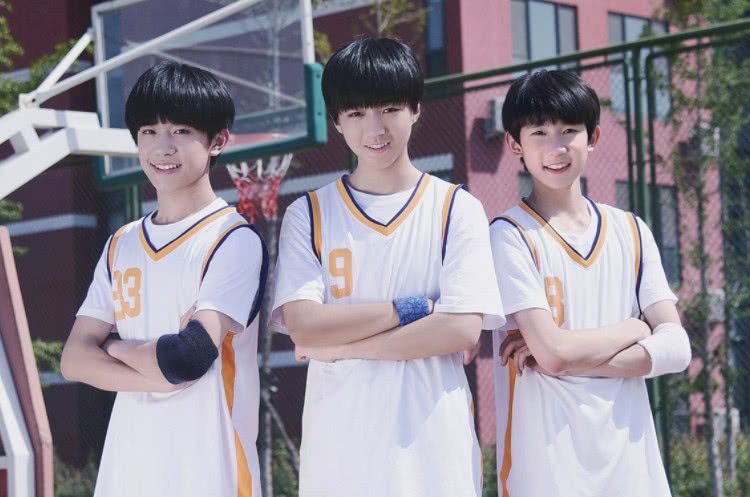 鹿晗和tfboys梦幻同框,谁注意到千玺的小表情?很是心虚了