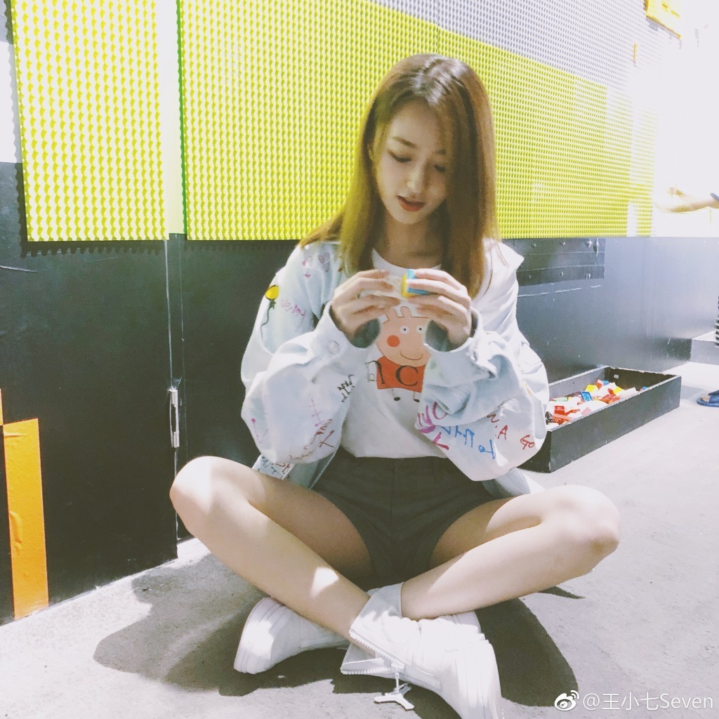 舔屏勇迷主播小七再度凭o型美腿一炮而红网友腿缝变大了