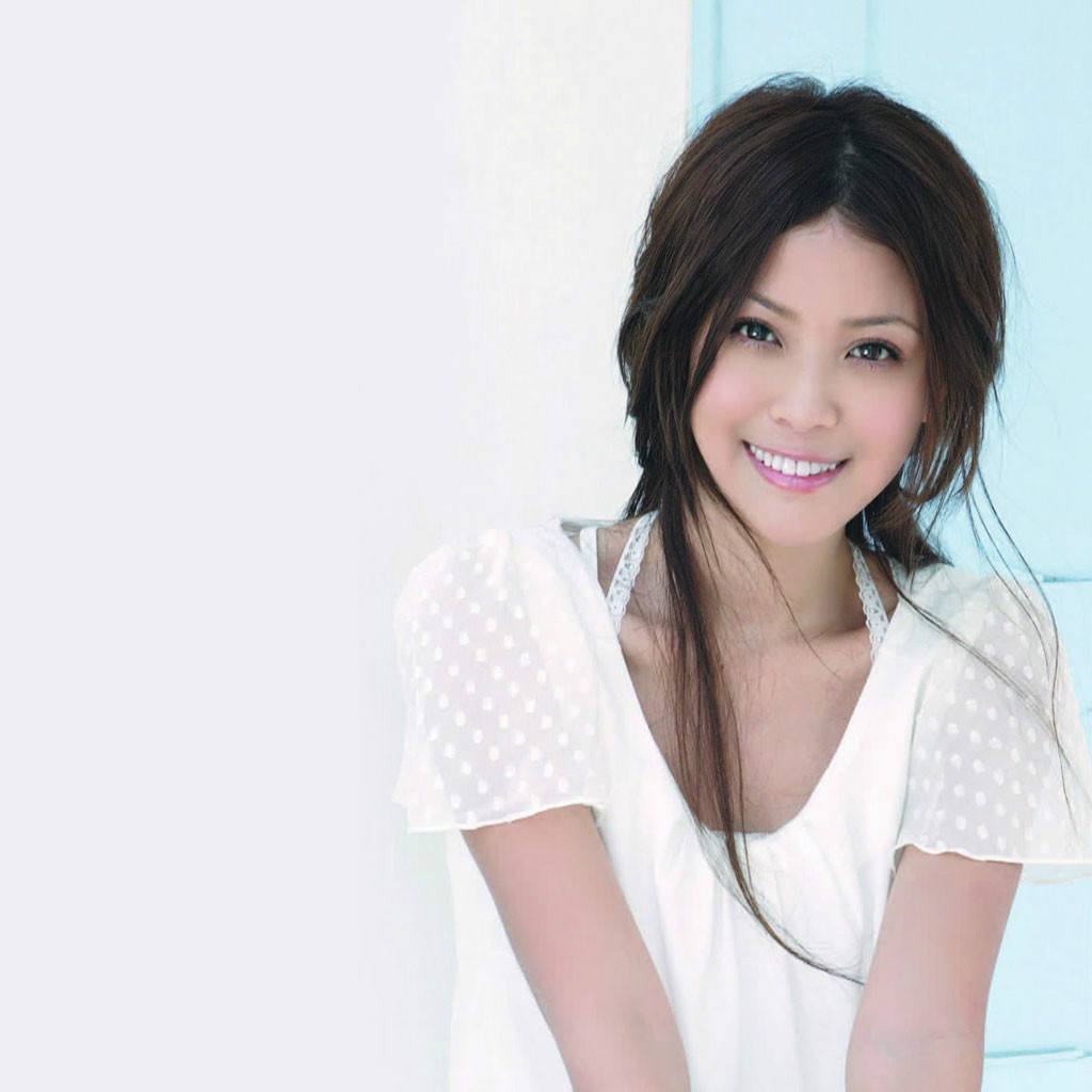 1998年12岁的卓文萱参加歌唱比赛,因模仿李玟的一首《sunny day》而被