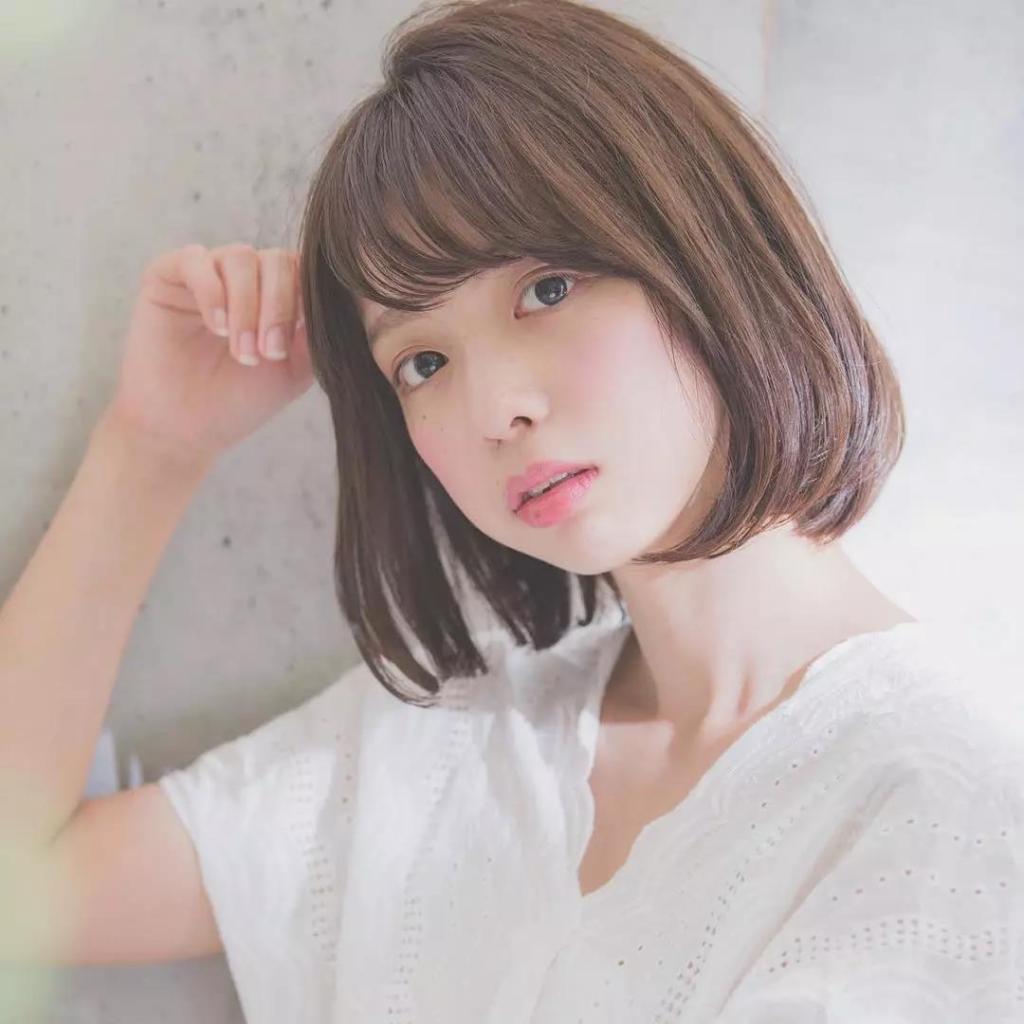 没有刘海,长度在下巴以上特别容易打理空气刘海的一款发型,模特发量不