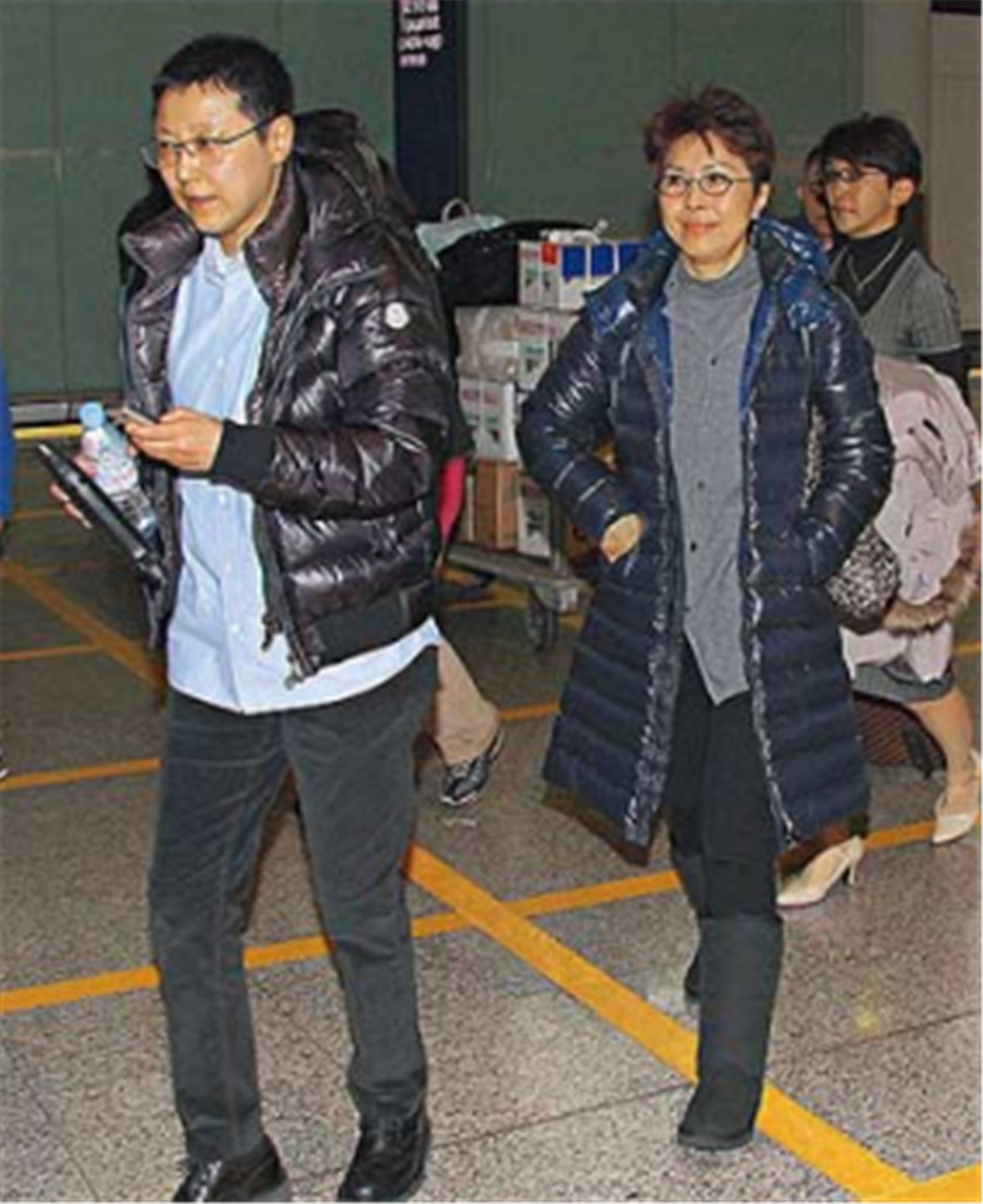 关菊英与同性伴侣现身机场女友悉心照顾两人相伴十多年