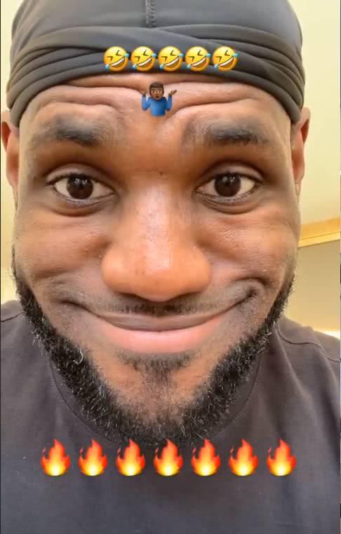 心情不错詹姆斯赋闲家中对酒瓶自拍这抬头纹有一种熟悉的感觉