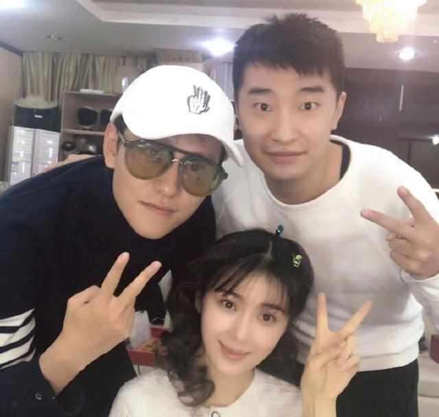 秦俊杰新恋情遭曝光对方是曾经穿着裙子冻晕在台上的90后女星