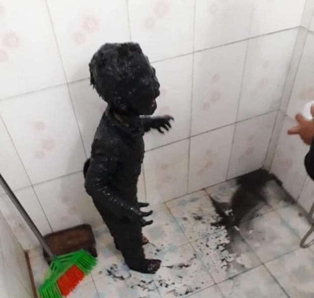 男童不慎摔田里成"泥人" 照片发网上引网友热议|男童|泥人|表姐_新浪