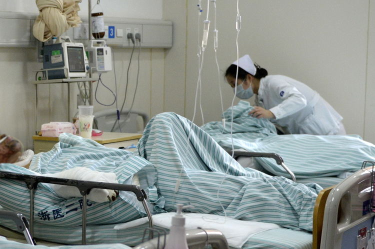 儿子重病住院,手术前却发现腿一直发抖,医生掀开被子后泪崩