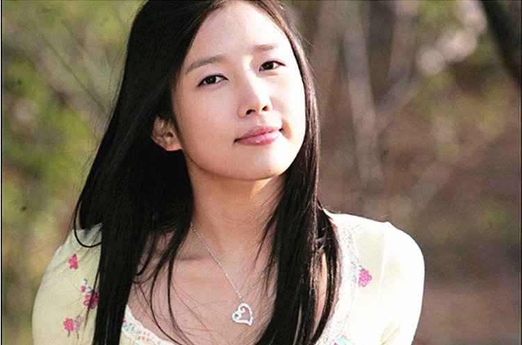 李恩珠:2005年2月22日,因患严重抑郁症,上吊自杀身亡.