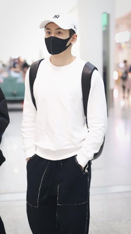 张哲瀚穿白色卫衣,搭配了"大口袋"牛仔裤,看上去很潮很有范!
