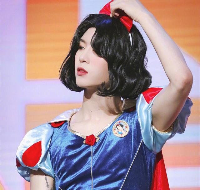 范丞丞女装比姐姐美?范冰冰:我男装比你帅!姐弟俩生错性别了吧