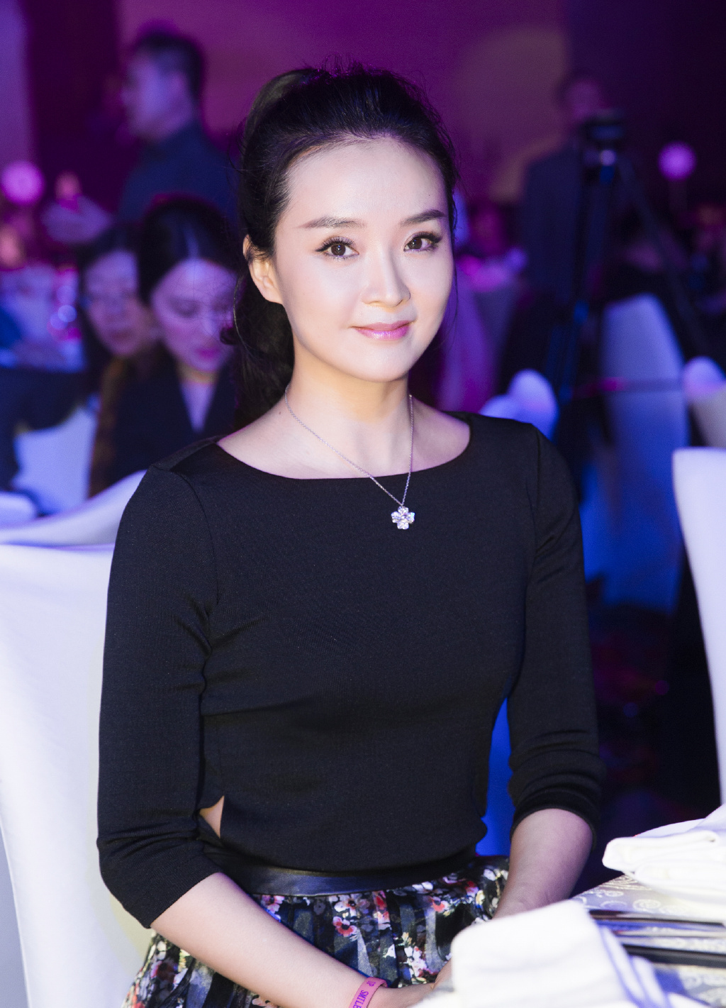 王艳回到紫禁城白色大衣搭阔腿裤太亮眼晴儿格格不愧千年美女