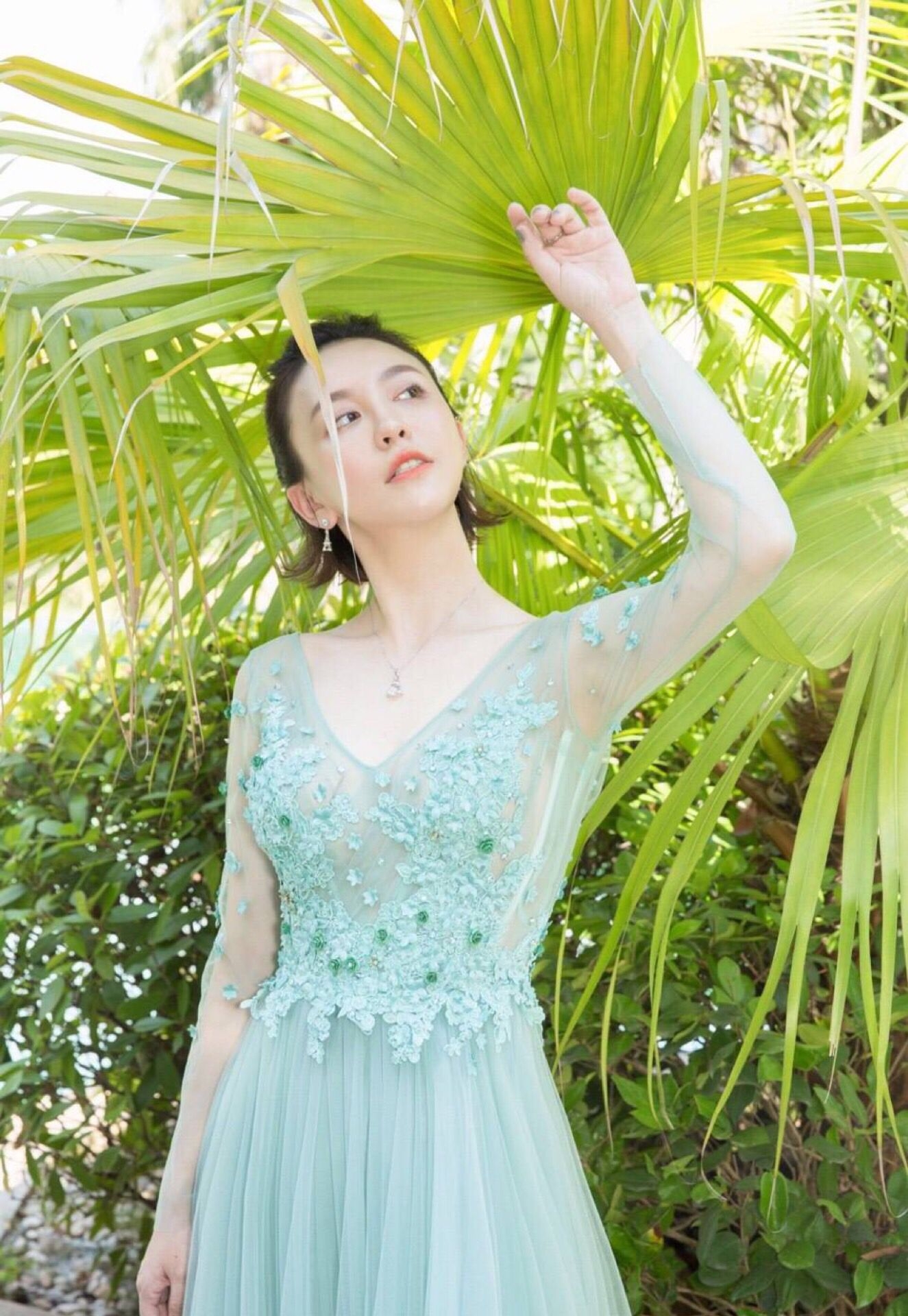 吕佳容穿绿色系连衣裙,身材尽显,气场无人能敌