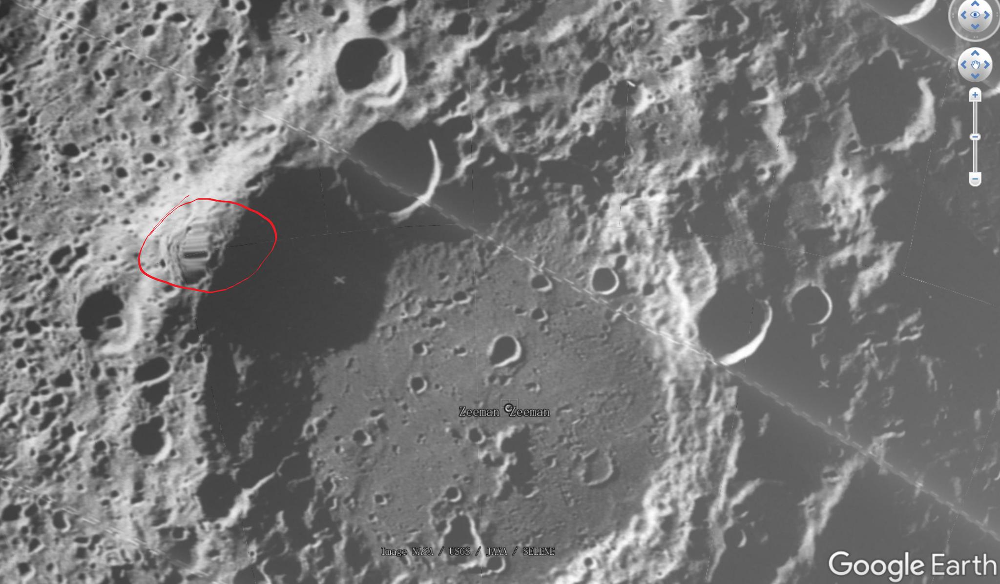 如下图红圈处:比如在月球上有个地方叫塞曼环形山,这是月球背面靠近