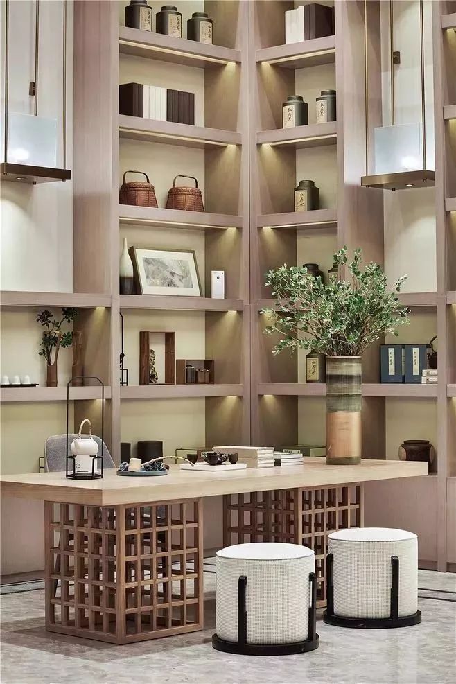 客厅的面积也比较大,在客厅开辟一个开放式或者半开放式的茶室,也是一