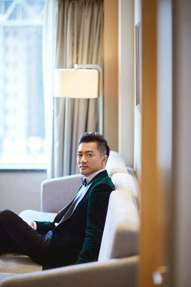 苏有朋墨绿丝绒单扣礼服出席长春电影节闭幕式