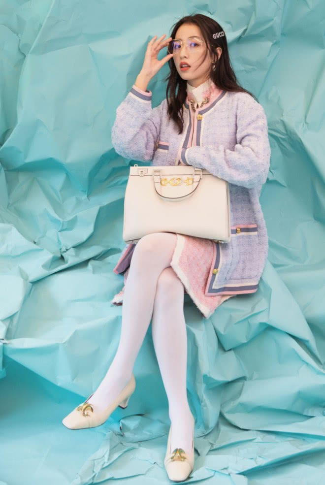 周雨彤终于走淑女路线了,格纹套装 "奶油袜",甜到齁!