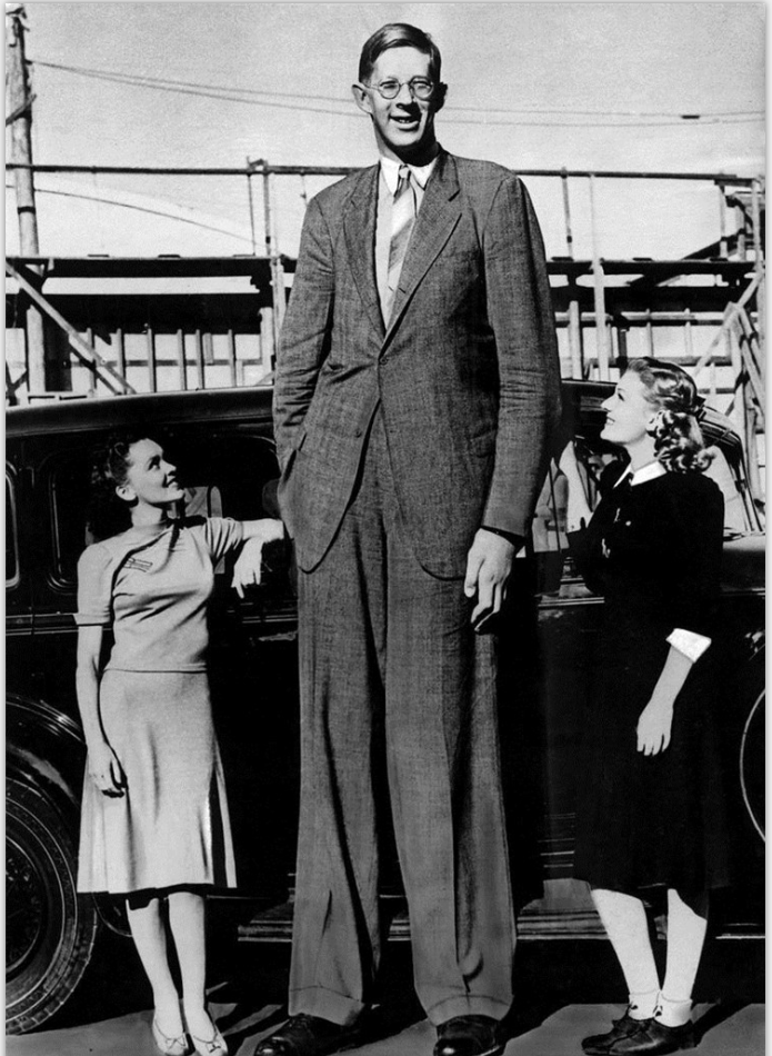 7,罗伯特经常和那些看望他的人合影.人们亲切称他"摩天大楼"