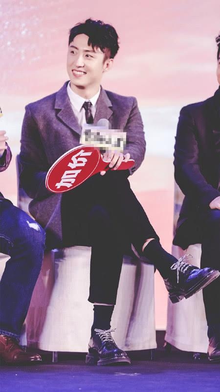 黄景瑜穿厚西装配九分裤,脚上穿长棉袜,保暖打扮也能穿出帅气!