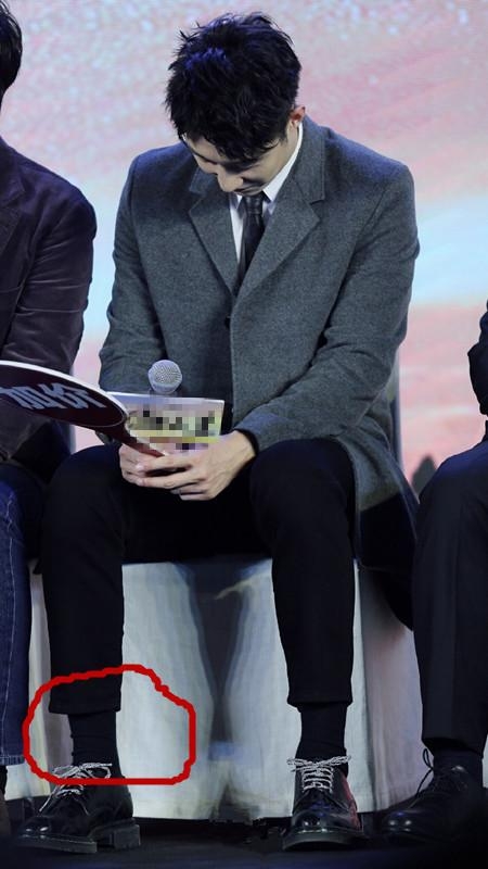 黄景瑜穿厚西装配九分裤,脚上穿长棉袜,保暖打扮也能穿出帅气!