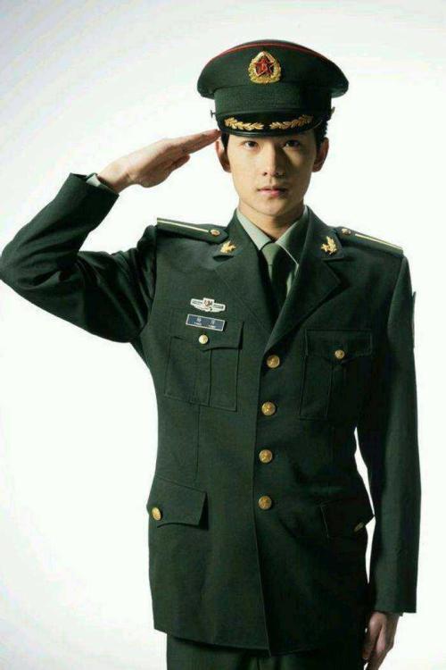 盘点男明星的军装照:杨洋英俊,陈伟霆霸气十足,他像是来搞笑的
