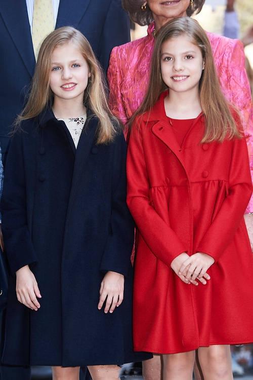 西班牙王后低调造型优雅又端庄,两女儿红黑配却美得真惊艳