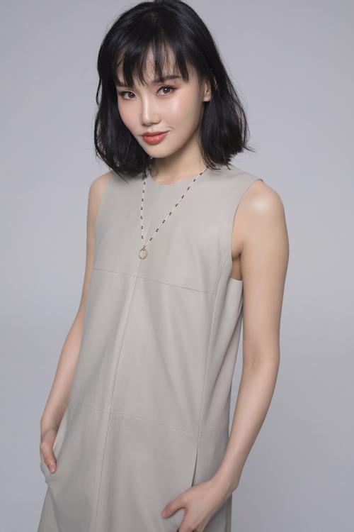 她的声音婉转动听,歌曲被无数大牌明星翻唱,可本人却怎么也不火