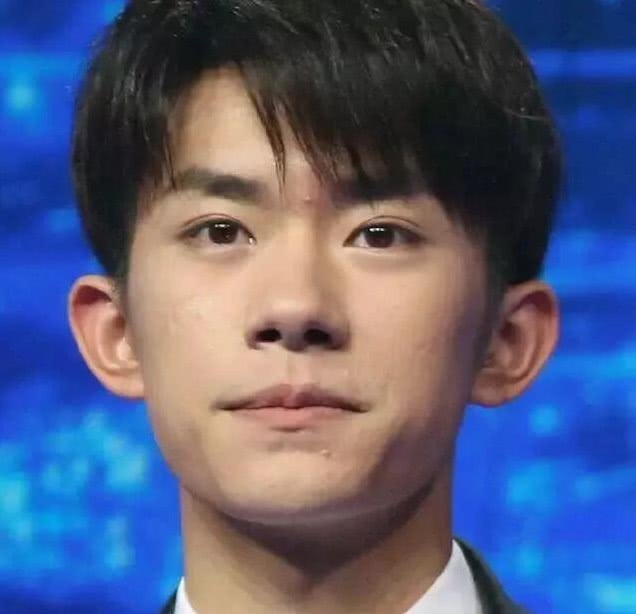 易烊千玺高清无修脸上痘痘太明显就算戴着帽子口罩都遮不住