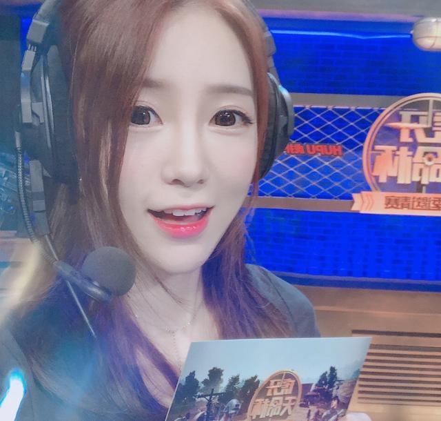 一双大长腿更是为其吸睛无数,可以说小熊是解说圈中为数不多的实力与