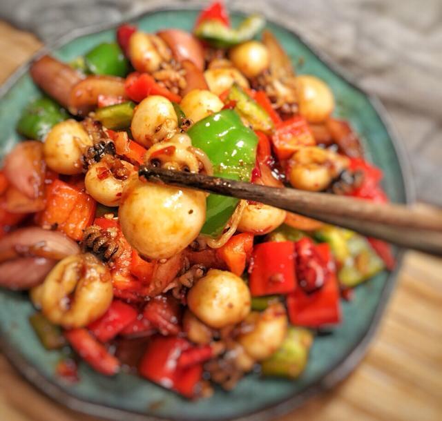 然后加少许料酒,炒均匀后放少许盐和糖;做法:1,水煮开放章鱼进去焯