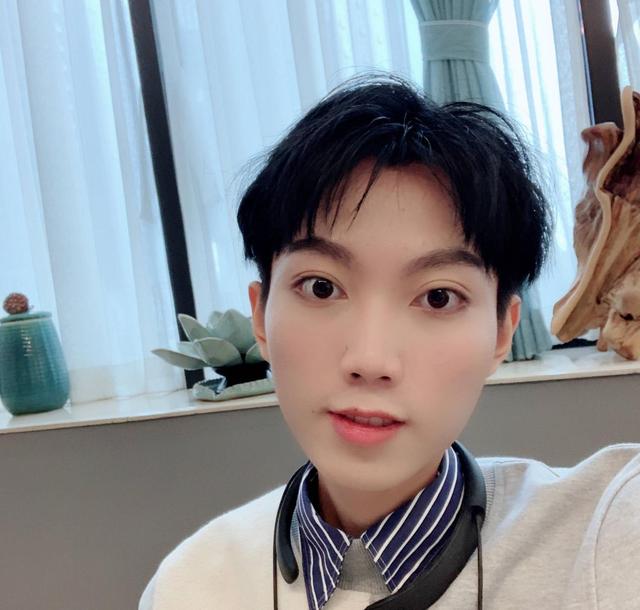 王者荣耀:孤影参加虎牙年度盛典,上厕所遭遇女粉丝围堵,热情!