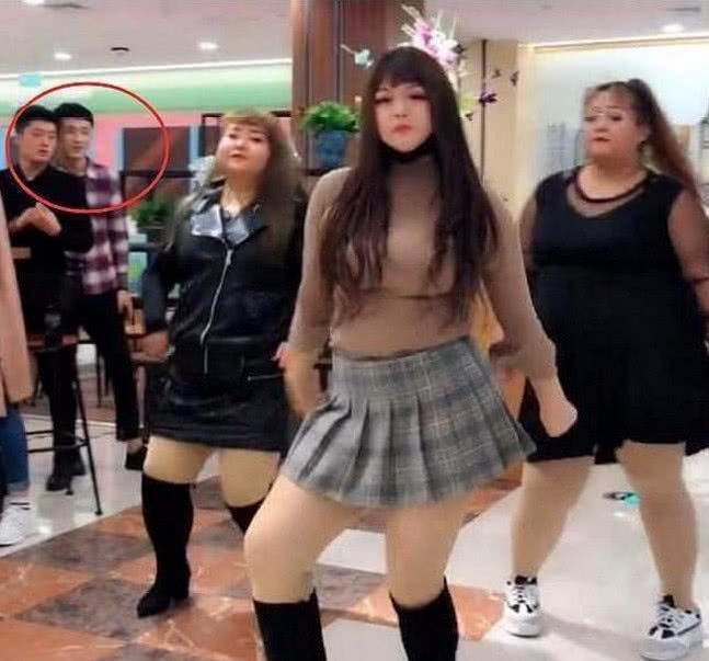 奇闻:抖音200斤小姐姐跳舞引围观,瞧到颜值,网友:胖也好看