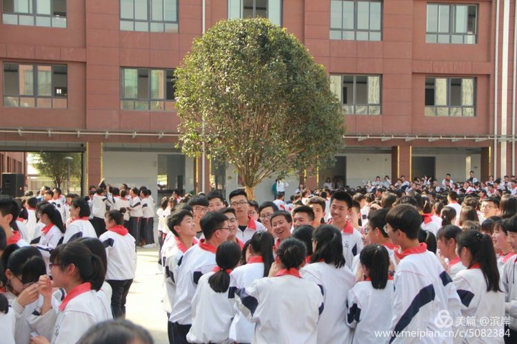 渭南市杜桥中学举行励志报告会暨2019级"备战高三"主题班会